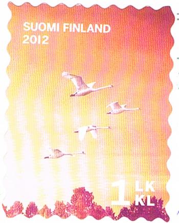 Briefmarke aus Finnland. Das Motiv zeigt mehrere Schwäne im Flug.